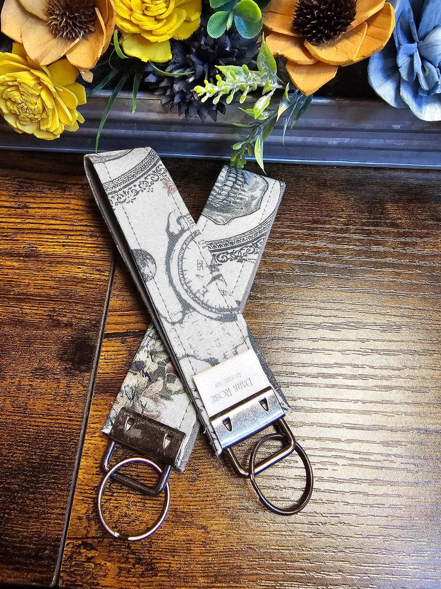 Wristlet keychain "Roese and Bones"