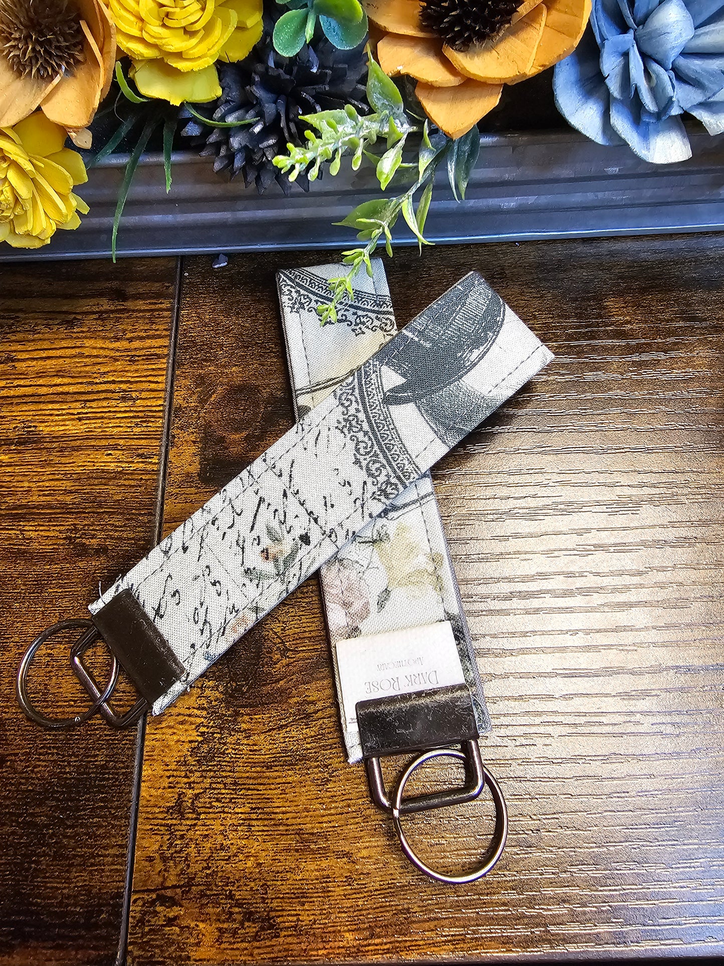 Wristlet keychain "Roese and Bones"